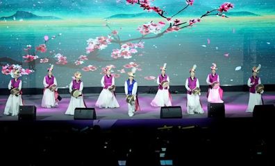 多國藝術團隊共譜青春樂章，舞臺藝術造型點亮新都之夜——記“成都國際友城青年音樂會”